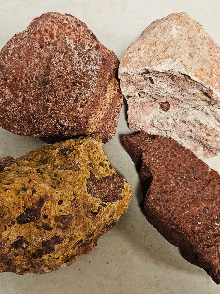 la bauxite qui émane de l’effritement de certaines roches composée en 1er ressort d’oxydes d’aluminium et de silicium, de fer.