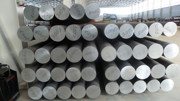 Billettes stockées en usine